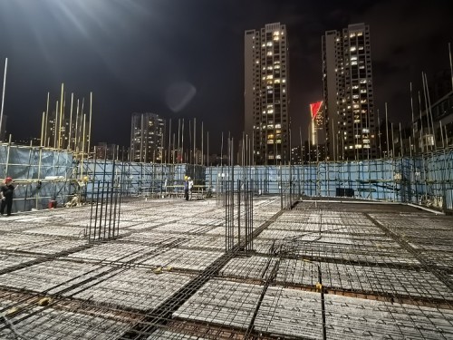 戰(zhàn)雨季 搶工期——蘭州實(shí)驗(yàn)小學(xué)綜合教學(xué)樓項目全力推進(jìn)工程建設(shè)